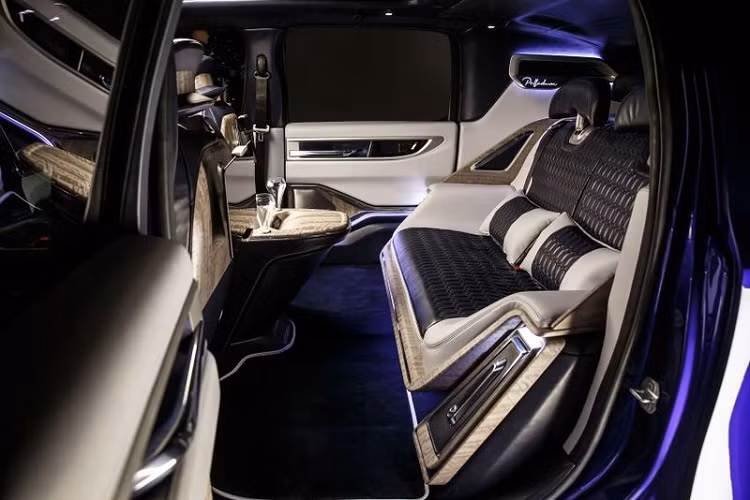 Ở khoang lái phía trước, Palladium 2021 được trang bị vô-lăng ba chấu sang trọng, màn hình trung tâm đặt dọc khổng lồ, hai đồng hồ đo analog kèm một màn hình kỹ thuật số ở giữa, núm xoay cho cần số...