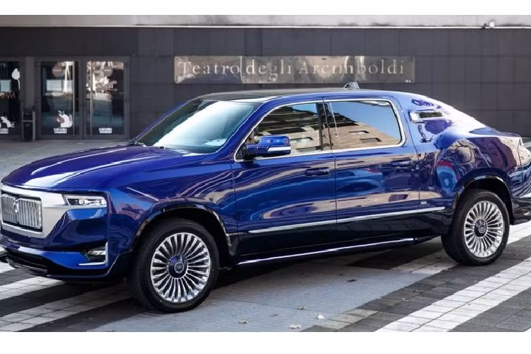 Được xây dựng dựa trên xe bán tải Dodge Ram 1500, Aznom Palladium 2021 mới có kích thước khổng lồ, dài 5.960 mm và cao 1.971 mm. Sở hữu lưới tản nhiệt dạng thanh dọc sáng loáng cùng cặp đèn pha LED thanh mảnh, phần đầu xe trông khá giống Rolls-Royce. 