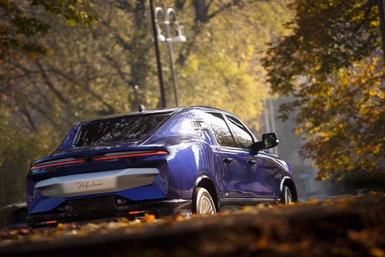 Ở một số điều kiện nhất định, động cơ có thể vô hiệu hóa 4 xi-lanh để tiết kiệm nhiên liệu. Ngoài hệ dẫn động 4 bánh, Palladium còn có lựa chọn dẫn động cầu sau, xe cũng được trang bị khóa vi sai điện tử hiện đại. Aznom cho biết nếu khách hàng có nhu cầu hãng sẵn sàng sản xuất thêm một phiên bản HEMI hybrid nhẹ cho Palladium.