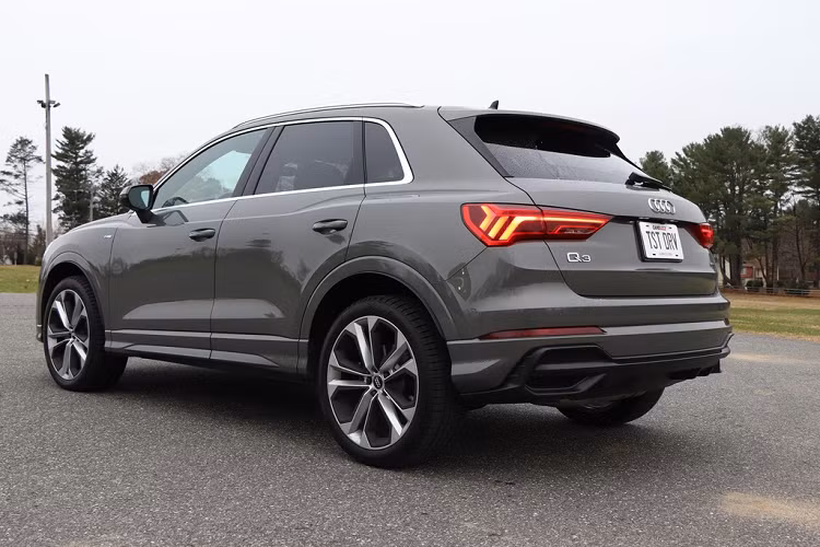 Audi Q3 2020 có thiết kế tương đối khác model 2018, trông giống Q8 thu nhỏ. Trang bị ngoại thất tiêu chuẩn có đèn pha LED với pha tự động, gương chiếu hậu sưởi và chỉnh điện, cốp điện. Bản Premium Plus và Prestige thêm đèn LED nhận diện ban ngày. Các model Prestige dùng mâm hợp kim 19 inch 5 chấu, Premium và Premium Plus dùng mâm 18 inch (19 inch với biến thể S-line).