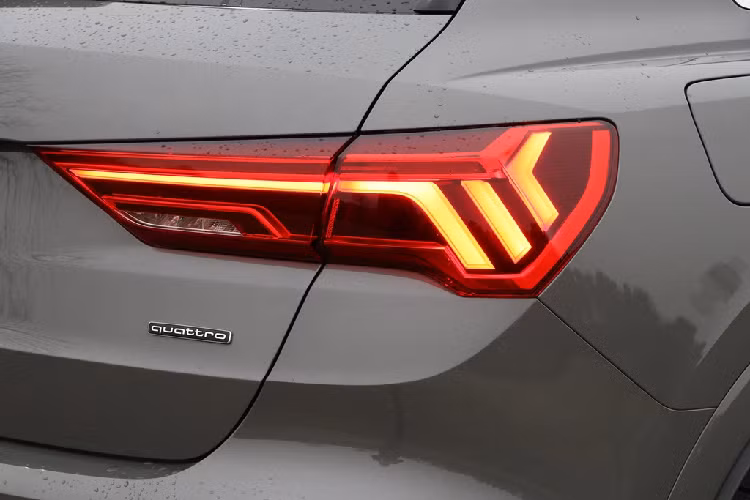 Biến thể S-line có cản trước thể thao, nhãn hiệu S-line, bệ cửa phát sáng, và bộ mâm hợp kim trông lớn hơn. Bản Premium và Premium Plus có 9 màu ngoại thất, biến thể S-line có 7 màu. Bản tiêu chuẩn và Premium Plus có một số màu miễn phí như Ibis White và Pulse Orange, riêng màu Cosmos Blue Metallic và Nano Gray Metallic tính thêm 595 USD.