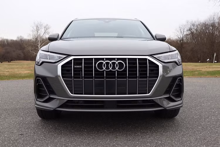 Mẫu Audi Q3 2020 mới là mẫu Q nhỏ nhất của hãng xe sang Đức tại thị trường Mỹ. Nó được xếp vào hạng SUV sang cỡ nhỏ cạnh tranh với các đối thủ BMW X1, X2, Cadillac XT4, Jaguar E-Pace, Lexus UX, Mercedes-Benz GLB, và Volvo XC40.