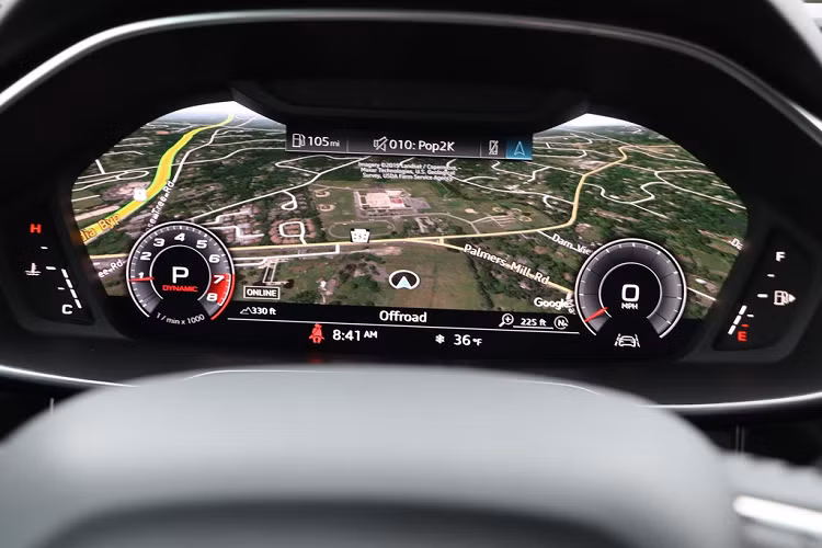 Có thể xếp một số đồ lặt vặt trong khoang lái ở khu trung tâm trước và sau cần số. Hốc cửa đủ chỗ cho chai nước. Audi bố trí chỗ sạc điện thoại không dây khá thông minh ở phần trước cần số, rất dễ tiếp cận. Có chỗ để điện thoại thứ hai nhưng chỉ là sạc thông thường.