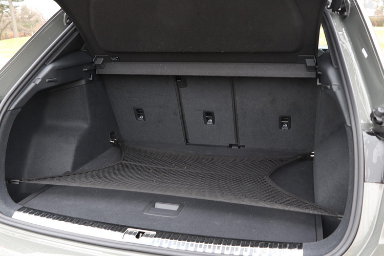 Động cơ tăng áp 2.0L 4 xi-lanh của Audi Q3 2020 có nguồn gốc từ VW, được sử dụng cho Golf GTI và nhiều mẫu xe VW Group khác. Động cơ cho công suất 228 mã lực, mô-men xoắn cực đại 350 Nm.