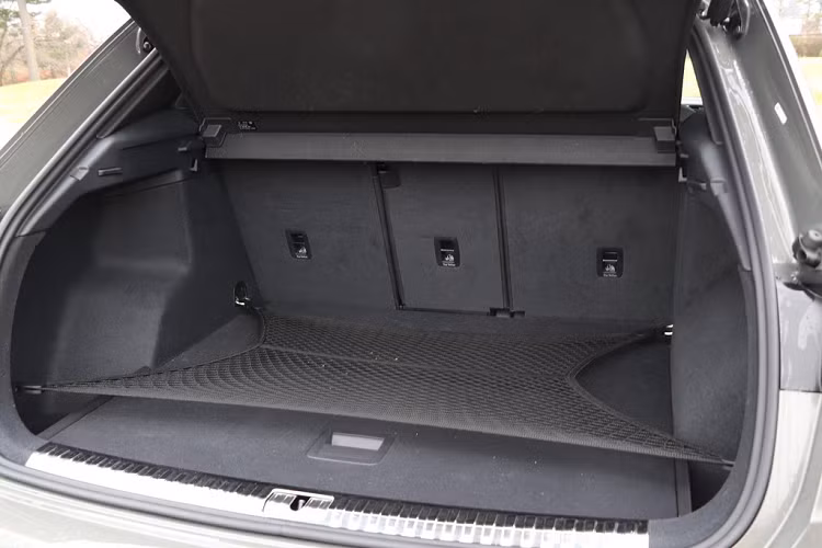 Động cơ tăng áp 2.0L 4 xi-lanh của Audi Q3 2020 có nguồn gốc từ VW, được sử dụng cho Golf GTI và nhiều mẫu xe VW Group khác. Động cơ cho công suất 228 mã lực, mô-men xoắn cực đại 350 Nm.