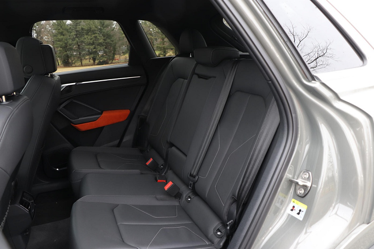 Các tính năng tiêu chuẩn gồm kiểm soát khí hậu 3 vùng độc lập, ghế trước chỉnh điện, cửa sổ trời toàn cảnh. Bản Premium Plus có gương chiếu hậu chống chói. Cách thức điều khiển trực quan, dễ thao tác, nút điều khiển thiết kế đẹp so với Audi Q5.