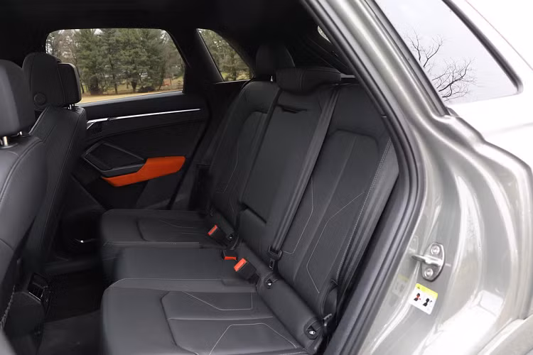 Các tính năng tiêu chuẩn gồm kiểm soát khí hậu 3 vùng độc lập, ghế trước chỉnh điện, cửa sổ trời toàn cảnh. Bản Premium Plus có gương chiếu hậu chống chói. Cách thức điều khiển trực quan, dễ thao tác, nút điều khiển thiết kế đẹp so với Audi Q5.