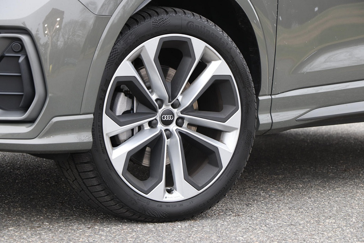 Bản Audi Q3 S-line mới có hai màu độc quyền Turbo Blue và Glacier White Metallic. Riêng màu Glacier White Metallic tính thêm 595 USD. Màu Chronos Gray Metallic khá độc đáo. Thông thường nó có màu xám nhưng trong một số điều kiện sáng nhất định lại biến thành màu xanh.