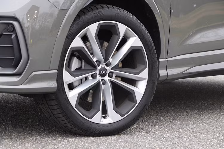 Bản Audi Q3 S-line mới có hai màu độc quyền Turbo Blue và Glacier White Metallic. Riêng màu Glacier White Metallic tính thêm 595 USD. Màu Chronos Gray Metallic khá độc đáo. Thông thường nó có màu xám nhưng trong một số điều kiện sáng nhất định lại biến thành màu xanh.