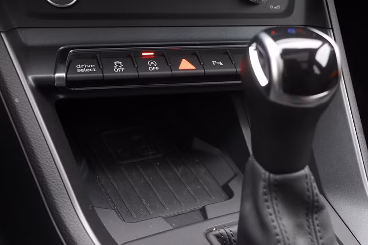 Audi cho biết khoảng để chân của ghế trước là 101 cm, ghế sau là 91 cm. Ghế sau có thể trượt về trước hoặc sau, và có thể ngả ra sau. Tuy nhiên, ngay cả ở điểm xa nhất, khoảng không để chân vẫn khá chật hẹp, đặc biệt khi ngồi 3 người lớn.