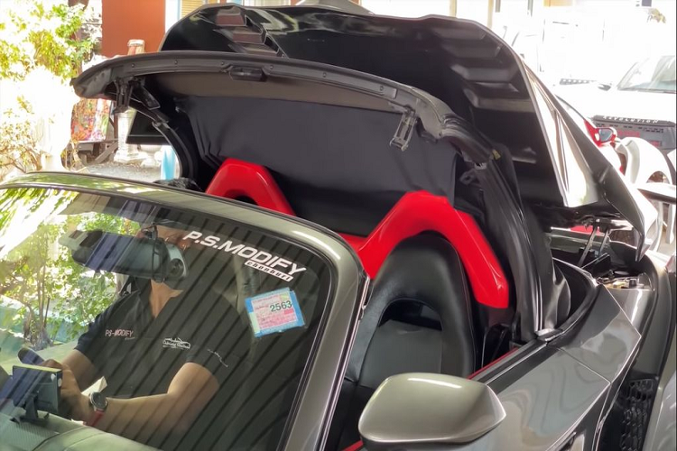 Phiên bản này sở hữu thiết kế mặt trước và sau tương tự như một số chiếc siêu xe hybrid của hãng xe nước Ý. Một số điểm nhấn của bản độ còn bao gồm các kẹp phanh Brembo hay hệ thống cửa mở cắt kéo (scissor door) theo phong cách siêu xe Lamborghini.