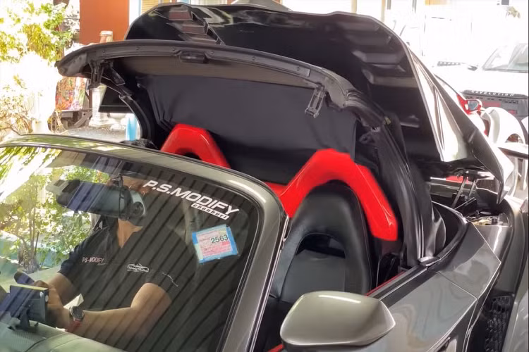 Phiên bản này sở hữu thiết kế mặt trước và sau tương tự như một số chiếc siêu xe hybrid của hãng xe nước Ý. Một số điểm nhấn của bản độ còn bao gồm các kẹp phanh Brembo hay hệ thống cửa mở cắt kéo (scissor door) theo phong cách siêu xe Lamborghini.