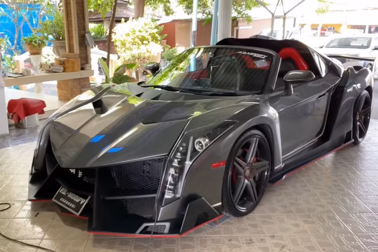 Cũng với một chiếc xe Toyota MR2 cũ, nhà độ P.S. Modify đã hoàn thiện một trong những phiên bản LeFerrari kì lạ nhất từ trước tới nay.