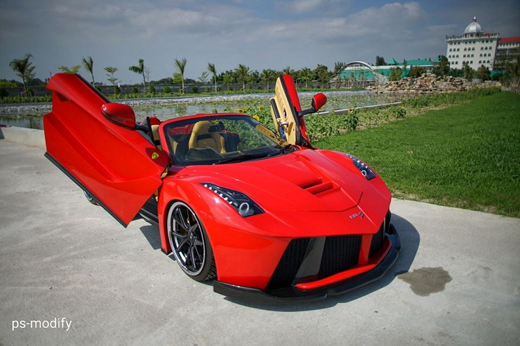 Đầu tiên, những hình ảnh dưới đây chính là phiên bản siêu xe hàng nhái của Lamborghini Veneno Roadster, được xưởng độ này chế tạo từ những chiếc Toyota MR2.