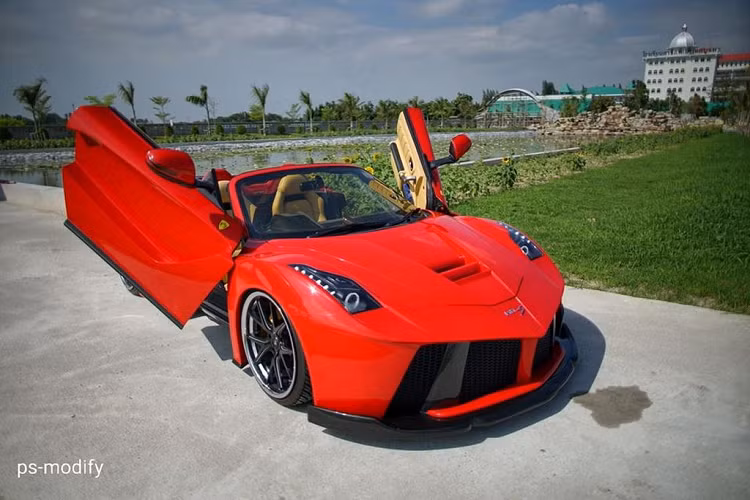 Đầu tiên, những hình ảnh dưới đây chính là phiên bản siêu xe hàng nhái của Lamborghini Veneno Roadster, được xưởng độ này chế tạo từ những chiếc Toyota MR2.