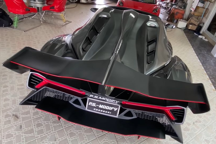 Ngoài ra, chỉ với một chiếc Honda Prelude đời cổ, P.S. Modify còn có thể “hô biến” trở thành mẫu Ferrari F12 Berlinetta thời thượng.