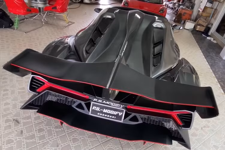 Ngoài ra, chỉ với một chiếc Honda Prelude đời cổ, P.S. Modify còn có thể “hô biến” trở thành mẫu Ferrari F12 Berlinetta thời thượng.