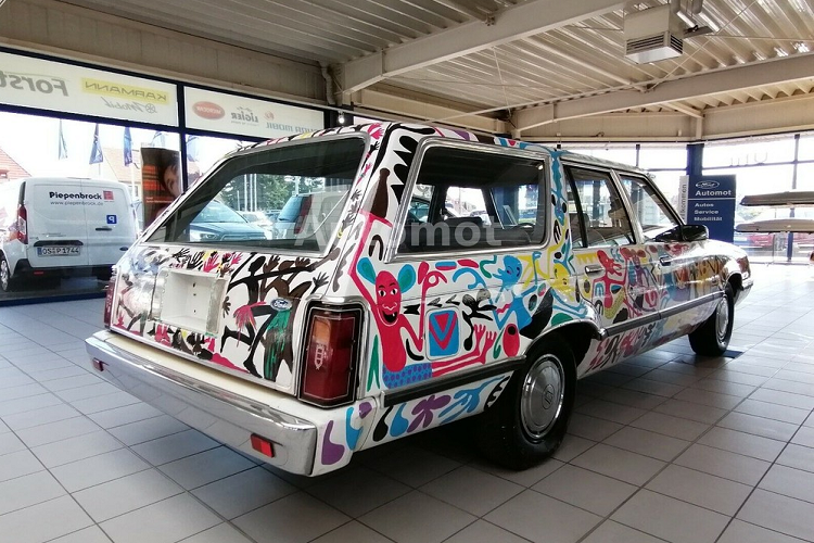 Chiếc Ford LTD Station Wagon đồng nát đã được sơn trong vòng vài ngày bởi Lilanga và đồng nghiệp trong quá trình họ ở Đức vài ngày để tham dự một triển lãm. Nghệ sĩ Poni Yengi, một người bạn của Lilanga, đã phụ trách phần đầu và đuôi xe, trong khi Lilanga thực hiện phần còn lại.