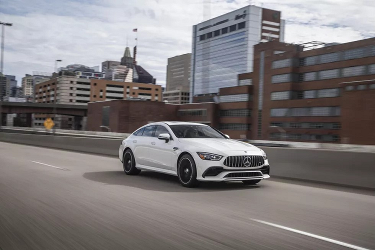 So với GT53, Mercedes-AMG GT 43 2021 có một chút khác biệt dưới nắp ca-pô. Mẫu xe hơi mới có phiên bản tinh chỉnh của động cơ 3 lít I6. Công suất đã giảm từ 429 xuống còn 362 mã lực và mô-men xoắn từ 521 Nm xuống còn 500 Nm.