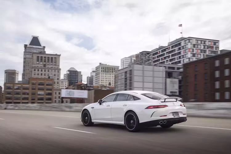 Giá xe Mercedes-AMG GT 43 2021 khởi điểm ở mức 90.950 USD (2,1 tỷ đồng) khi đã bao gồm phí ship. Giá này thấp hơn 10.000 USD (232 triệu đồng) so với GT53 và khoảng 25.000 USD (580 triệu đồng) so với GT coupe.