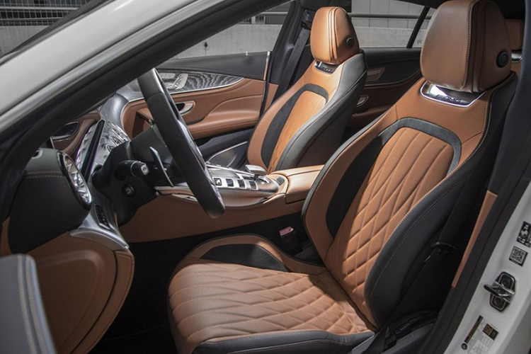 Nội thất rộng rãi của mẫu xe hơi mới Mercedes-AMG GT 43 2021 có trang bị màn hình cảm ứng lớn tích hợp giao diện MBUX mới nhất. Ngoài ra, xe còn sở hữu bảng điều khiển trung tâm đặc trưng của AMG cùng dàn âm thanh nổi Burmester. Do được thiết kế để đáp ứng nhu cầu chạy đường dài, xe tích hợp các ghế ngồi thoải mái, tiện lợi cho cả gia đình.