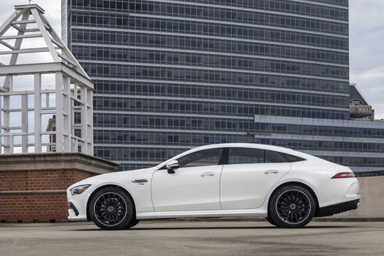 Về ngoại thất, Mercedes-AMG GT 43 thế hệ mới trông gần giống với GT53. Điều đó có nghĩa là mẫu ô tô GT43 được xem như phiên bản kéo dài của GT coupe – đối thủ của Porsche 911. Sự khác biệt lớn nhất là cabin của mẫu xe 4 cửa lớn hơn so với GT coupe.