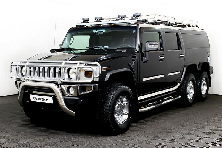Đầu tiên, đây là một sản phẩm đến từ Rida – một công ty chuyên bọc giáp cho các dòng SUV, bán tải hạng nặng tại Nga. Được giới thiệu là mẫu xe “độc nhất vô nhị” tại xứ sở bạch dương, phiên bản Hummer H2 hàng khủng trong khi đó được bán với mức giá khá hợp lý chỉ 2.753.000 rúp Nga, tương đương gần 870 triệu đồng tiền Việt.