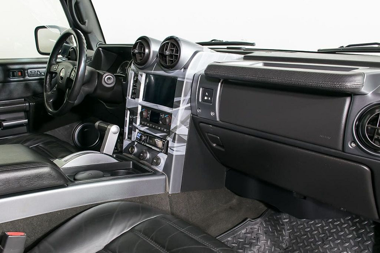 Và bên cạnh những trang bị nội thất nguyên bản, Rida đã độ thêm cho chiếc Hummer H2 này hàng ghế thứ 3 cũng như hệ thống loa “thùng” hàng xịn đến từ thương hiệu Bose.
