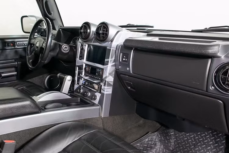 Và bên cạnh những trang bị nội thất nguyên bản, Rida đã độ thêm cho chiếc Hummer H2 này hàng ghế thứ 3 cũng như hệ thống loa “thùng” hàng xịn đến từ thương hiệu Bose.