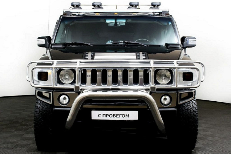 Trang bị khác biệt hay điểm nhấn ấn tượng nhất trên phiên bản xe SUV Hummer H2 bọc thép này chính đến từ việc chiều dài tổng thể đã được kéo dài, kèm theo một trục bánh thứ 3.