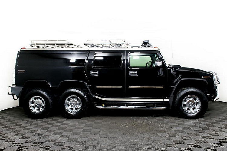 Ngoài ra, số odo trên đồng hồ của chiếc Hummer H2 6 bánh hàng này hiện là 152.877 km. Mức giá xe Hummer H2 bọc thép này được xem là khá rẻ dành cho các đại gia vừa tầm tiền, tuy nhiên mức độ "uống" xăng của nó cũng không hề nhỏ.