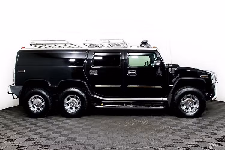 Ngoài ra, số odo trên đồng hồ của chiếc Hummer H2 6 bánh hàng này hiện là 152.877 km. Mức giá xe Hummer H2 bọc thép này được xem là khá rẻ dành cho các đại gia vừa tầm tiền, tuy nhiên mức độ "uống" xăng của nó cũng không hề nhỏ.