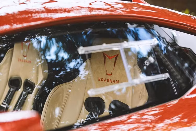 Bên trong, cabin thoải mái hơn với ghế ngồi sang trọng, có khung làm từ carbon và hoàn thiện bằng da Alcantara, chỉ khâu tương phản, thảm trần cũng được bọc da. Ngoài ra, xe còn có một camera lùi hiển thị lên màn hình giải trí trung tâm.