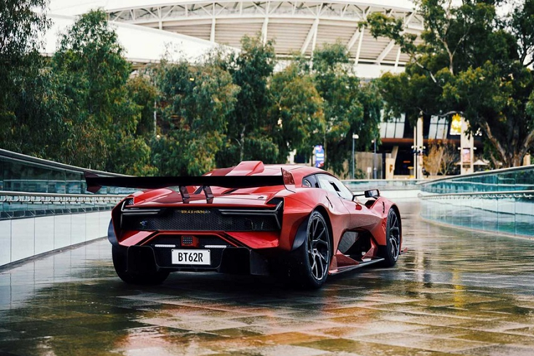 Tên gọi của xe có thêm hậu tố R, phản ánh sự chuyển đổi này. Brabham BT62R 2021 mới được trang bị hệ thống ống xả cải tiến, đáp ứng các tiêu chuẩn khí thải. Ngoài ra, hệ thống treo cũng được điều chỉnh, bổ sung tùy chọn điều hòa không khí và kính chắn gió có chức năng sưởi.