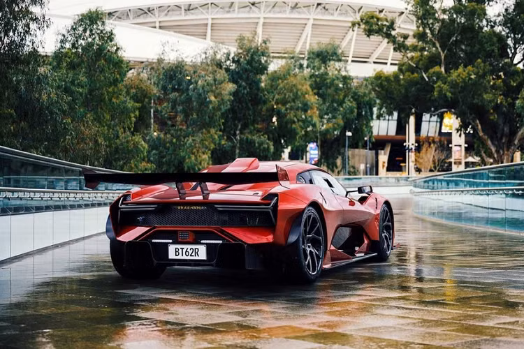 Tên gọi của xe có thêm hậu tố R, phản ánh sự chuyển đổi này. Brabham BT62R 2021 mới được trang bị hệ thống ống xả cải tiến, đáp ứng các tiêu chuẩn khí thải. Ngoài ra, hệ thống treo cũng được điều chỉnh, bổ sung tùy chọn điều hòa không khí và kính chắn gió có chức năng sưởi.