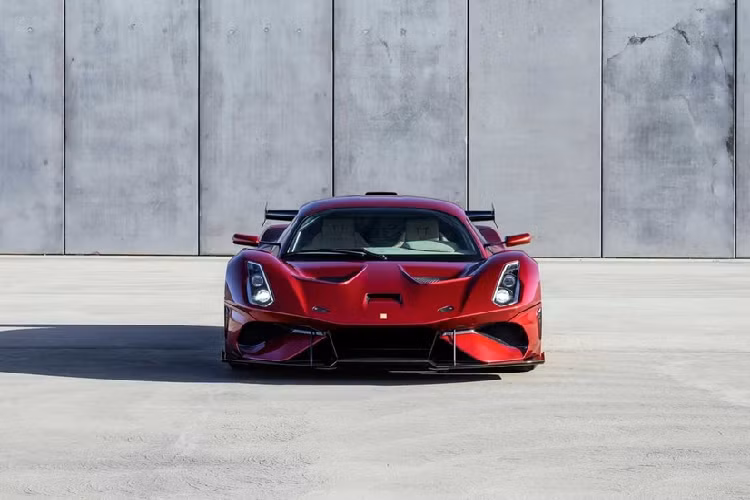 Brabham đã sửa đổi chiếc xe đua BT62 để biến nó trở thành mẫu xe hợp pháp trên đường phố. Theo Brabham, siêu xe Brabham BT62R vẫn mang hiệu suất của một chiếc xe đua nhưng được bổ sung một số chi tiết mới, phù hợp để chạy trên đường công cộng.