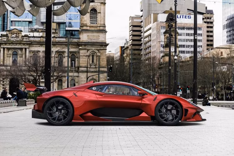 Brabham BT62R sử dụng bộ lốp Eagle F1 SuperSport mới cùng với gói nâng cấp khí động học, góp phần tạo nên những khác biệt so với bản đường đua.