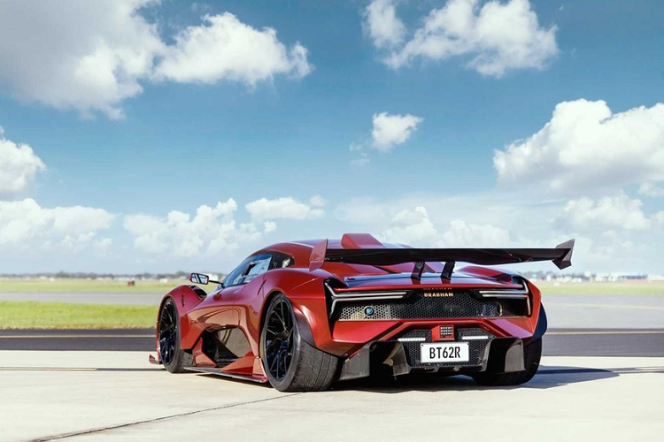 Brabham BT62R động cơ V8 hút khí tự nhiên sẽ là siêu xe mạnh nhất trên thị trường. Đó là khối động cơ V8 5.4L hút khí tự nhiên, công suất cực đại 700 mã lực và mô-men xoắn 667 Nm. Hệ truyền động cũng được tinh chỉnh đôi chút để phù hợp cho việc sử dụng hàng ngày. Brabham BT62R sử dụng hộp số tuần tự 6 cấp với lẫy chuyển số sau vô lăng. Giá bán của siêu xe này chưa được công bố.