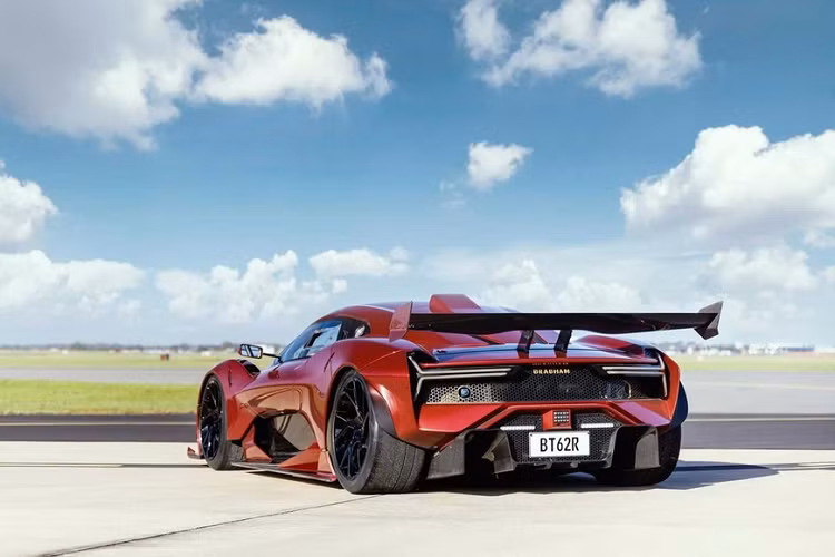 Brabham BT62R động cơ V8 hút khí tự nhiên sẽ là siêu xe mạnh nhất trên thị trường. Đó là khối động cơ V8 5.4L hút khí tự nhiên, công suất cực đại 700 mã lực và mô-men xoắn 667 Nm. Hệ truyền động cũng được tinh chỉnh đôi chút để phù hợp cho việc sử dụng hàng ngày. Brabham BT62R sử dụng hộp số tuần tự 6 cấp với lẫy chuyển số sau vô lăng. Giá bán của siêu xe này chưa được công bố.