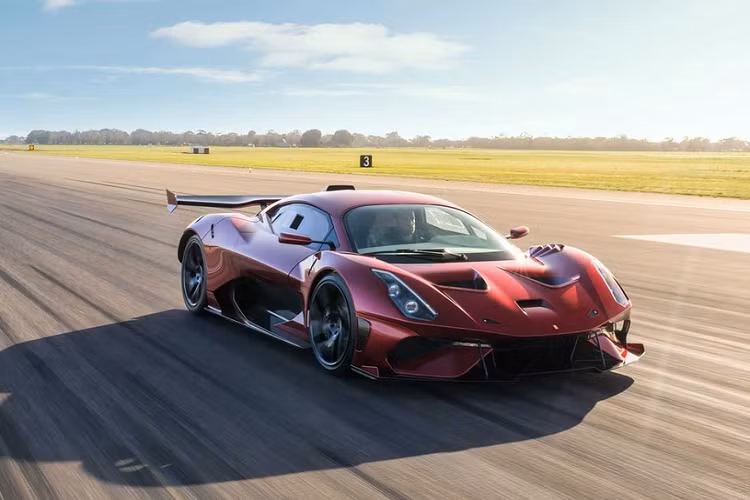 Những đặc điểm khiến BT62R trở nên thân thiện hơn trên phố gồm có gương chiếu hậu được bổ sung, hệ thống chiếu sáng đầy đủ, chức năng đóng/mở cửa từ xa.