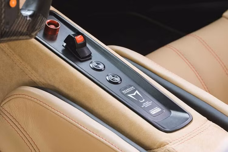 Ông Dan Marks, CEO của Brabham Automotive giải thích: "Việc cho ra mắt BT62R là một thành tựu tuyệt vời của Brabham Automotive. Tất cả thiết kế và kỹ thuật cần thiết để biến chiếc xe đua BT62 thành xe thương mại BT62R đã được đội ngũ kỹ sư thực hiện tỉ mỉ. Đó là bằng chứng cho những nỗ lực và chuyên môn cao của họ".