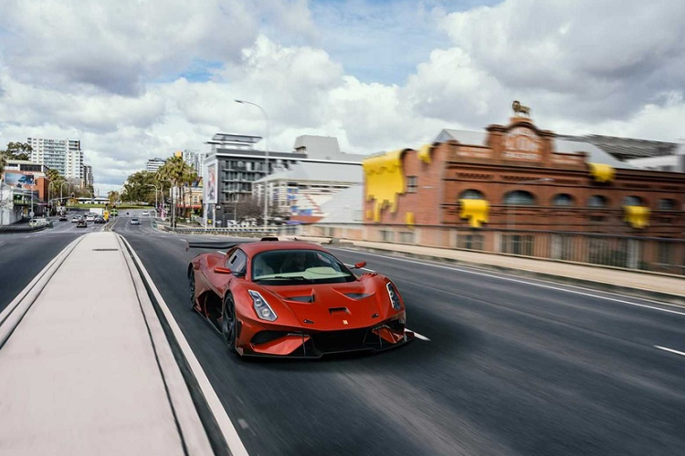 Những thay đổi ở ngoại thất bao gồm bộ chia gió phía trước được tinh chỉnh, khe hút gió trên mui, bộ khuếch tán phía sau mới và cánh gió sau được thiết kế lại phù hợp với đường phố. Nhờ kết cấu nhẹ, Brabham tuyên bố BT62R có tỷ lệ công suất trên khối lượng tối ưu hơn các mẫu xe đối thủ.