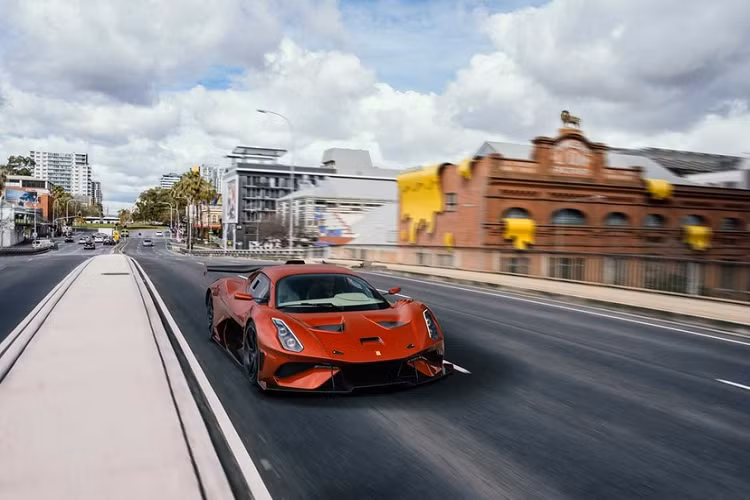 Những thay đổi ở ngoại thất bao gồm bộ chia gió phía trước được tinh chỉnh, khe hút gió trên mui, bộ khuếch tán phía sau mới và cánh gió sau được thiết kế lại phù hợp với đường phố. Nhờ kết cấu nhẹ, Brabham tuyên bố BT62R có tỷ lệ công suất trên khối lượng tối ưu hơn các mẫu xe đối thủ.