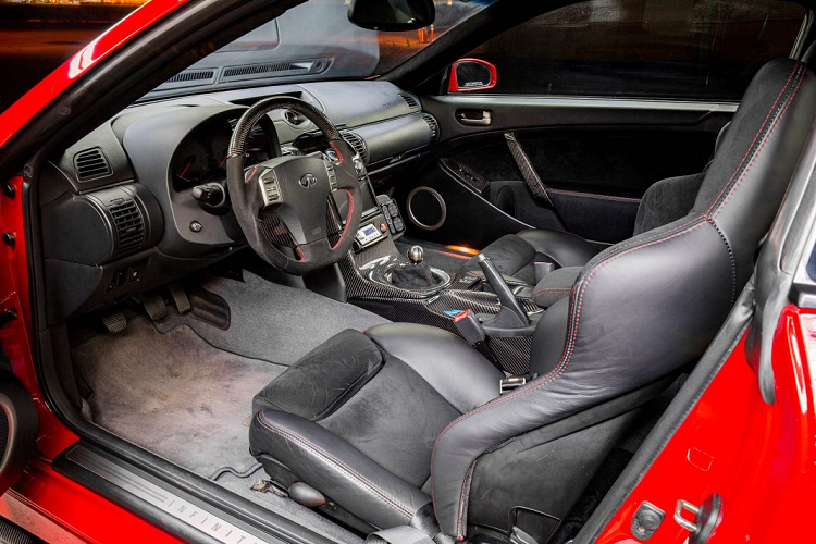 Chủ sở hữu đã tìm đến anh Randy Riggs – một chuyên gia về nâng cấp động cơ những chiếc Infiniti G35 và họ cũng đã lên kế hoạch đã được đề ra để cùng chế tạo lại hoàn toàn khoang động cơ với tiêu chí loại bỏ đi tất cả những bộ phận kém hiệu quả, thay vào đó là những bộ phận nhằm cải thiện sức mạnh của động cơ. Ngoài ra, họ còn đánh bóng một số bộ phận của động cơ để tạo ra sự tương phản với màu sơn đỏ đậm của động cơ chính.