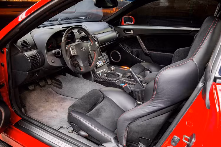 Chủ sở hữu đã tìm đến anh Randy Riggs – một chuyên gia về nâng cấp động cơ những chiếc Infiniti G35 và họ cũng đã lên kế hoạch đã được đề ra để cùng chế tạo lại hoàn toàn khoang động cơ với tiêu chí loại bỏ đi tất cả những bộ phận kém hiệu quả, thay vào đó là những bộ phận nhằm cải thiện sức mạnh của động cơ. Ngoài ra, họ còn đánh bóng một số bộ phận của động cơ để tạo ra sự tương phản với màu sơn đỏ đậm của động cơ chính.