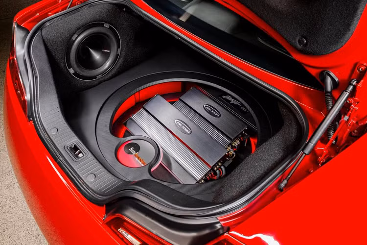 Sau khoảng 1 tháng từ khi mua chiếc xe, chủ sở hữu đã đưa chiếc xe tới Grand Collision để lắp đặt, trang bị líp ốp hông được đúc tại chỗ cùng phần cánh lướt gió nhỏ phía sau được sơn cùng màu với xe. Cùng với lúc đó, anh cũng đã liên hệ Outcast Garage để mua cho chiếc xe phần cản trước độ đến từ thương hiệu Kuruma và chuyển ngay chi tiết này đến Grand Collision để có thể sơn và lắp đặt lên chiếc G35. Phần cản độ này được thiết kế lại với các hốc gió lớn thay cho thiết kế cản trước nguyên bản của Infiniti G35 Coupe.