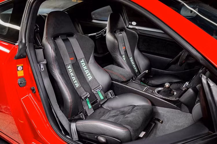 Chiếc xe được nâng cấp với bộ mâm 5 chấu màu bạc bóng được thiết kế sâu, đi kèm với đó là hệ thống phuộc nâng hạ giúp chiếc xe có thể hạ gầm tới sát đất, thêm vào đó là hệ thống xả độ giúp đem lại cho chiếc xe tiếng âm thanh hầm hố, thể thao. Sau khi chiếc xe được đưa tới trưng bày tại sự kiện Wekfest San Francisco, chủ sở hữu đã có nguồn cảm hứng để có thể thực hiện việc nâng cấp động cơ của chiếc xe nhằm cải thiện hiệu suất cho chiếc G35 Coupe đầy ấn tượng này.