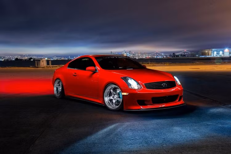 Thoạt nhìn, chiếc Infiniti G35 Coupe đời cũ này “tưởng như” chỉ được nâng cấp nhẹ với một số chi tiết ngoại thất như phần mâm xe, các phần líp ốp thân xe. Tuy nhiên, nếu đi vào “soi” chi tiết, ta có thể nhận thấy những chi tiết độ được lắp đặt tinh tế, có chọn lọc một cách kỹ càng cẩn thận, từ đó cho ra đời một bản độ “nhẹ nhàng”, không quá cầu kỳ nhưng cũng đủ để đem lại một diện mạo cũng như sức mạnh ấn tượng cho chủ sở hữu.