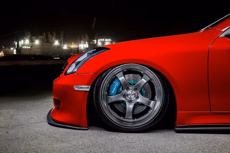 Trước đây, vợ của chủ sở hữu của chiếc G35 đã từng sử dụng một chiếc Honda Integra GS-R. Tuy nhiên, sau khi chiếc xe của vợ anh bị đánh cắp và bị “mổ xẻ” bán phụ tùng, vợ anh đã quyết định mua một chiếc Infiniti G35 Coupe nhằm để thay thế và sử dụng trong việc đi lại hàng ngày. Anh bắt đầu với việc mua những bộ phận, phụ tùng nhằm nâng cấp nhẹ cho chiếc xe của cô và anh dần thấy chiếc xe đẹp hơn nên chính vì thế mà anh đã quyết định tìm cho mình một chiếc G35 Coupe nhằm tạo nên một phiên bản độ theo sở thích cá nhân.