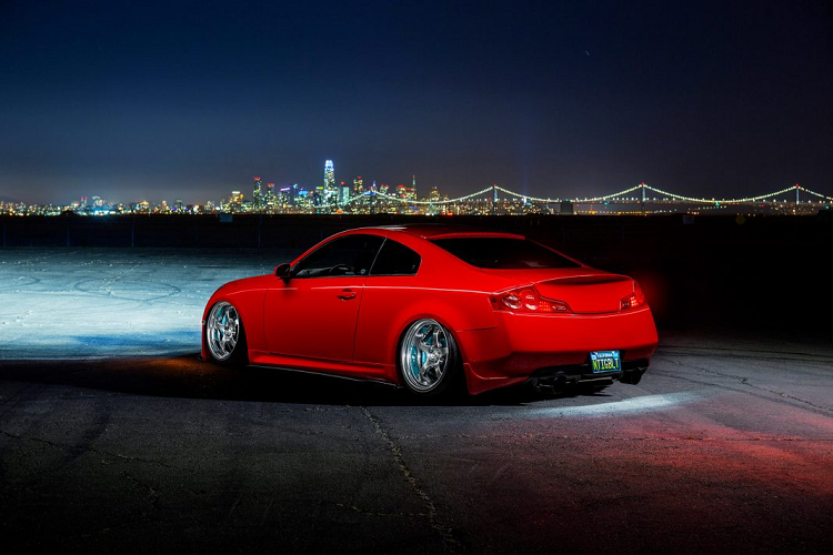 Chủ sở hữu đã trang bị cho chiếc xe bộ ghế đua Recaro Sport Lines được bọc lại bằng da bọc nội thất của Ferrari và da lộn Alcantara, thêm vào đó là phần chỉ khâu của Chuy’s Custom Interiors of Carson.